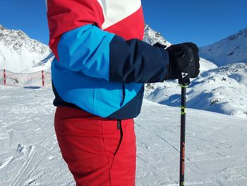 Ist der Unterarm parallel zum Boden ausgerichtet, ist die Stocklänge richtig.