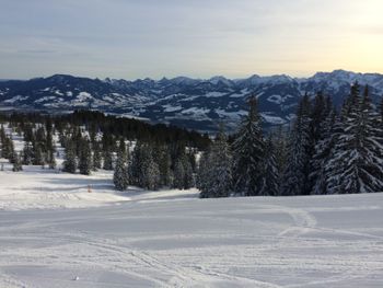 Dank seiner Lage bietet Bolsterlang gute Schneebedingungen bis zum Nachmittag.