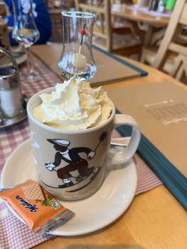 Lindt hat heiße Schokolade anhand von Verfügbarkeit, Preis und Rezensionen bewertet und die Ergebnisse im „Ski & Sip“-Score zusammengefasst.