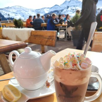 Lindt hat keine Mühen gescheut, um die besten Skigebiete für heiße Schokolade zu finden.