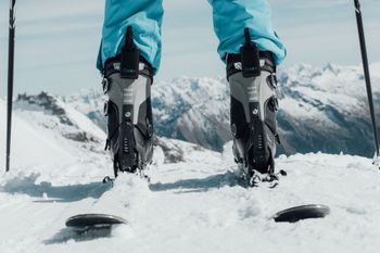 Der Tracker wird hinten am Skischuh befestigt.