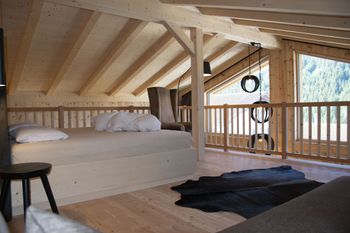 Fichte, Lärche, Zirbe - drei heimische Hölzer sorgen im neuen Chalet Filazi für echte Wohlfühlatmosphäre.