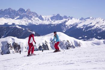 Im Skigebiet Obereggen erwarten dich perfekt präparierte Pisten und traumhafte Ausblicke auf die Dolomiten.