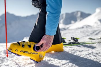 Ein einfacher Dreh reicht, um den Skischuh optimal anzupassen.