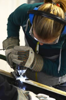 Mit der Stichsäge werden die Skier entlang der Stahlkante ausgesägt.