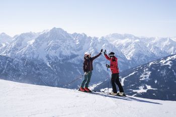 Abwechslungsreiche Pisten und eine einmalige Aussicht auf Lienz und die umliegende Bergwelt erwarten dich beim Skifahren am Zettersfeld.