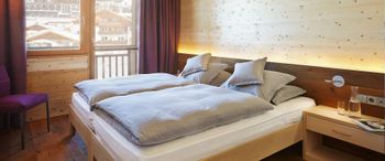 Im Seiser Alm Urthaler wird besonderer Wert auf die Verwendung natürlichen Materialien wie Holz, Glas und Naturstein gelegt.