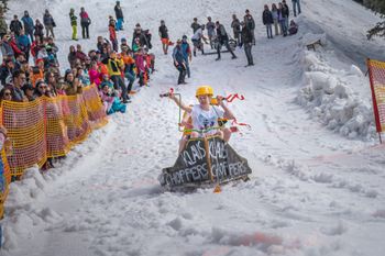 Nicht nur mit Skiern und Snowboards kann man an den Start gehen, sondern auch mit 'Crazy Vehicles'.