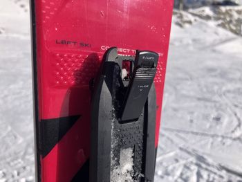 Mit zwei Handgriffen löst du die Sicherungen der Bindung.