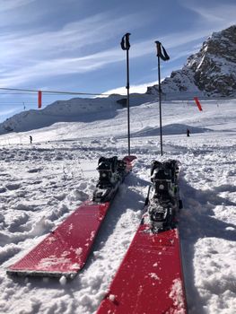 Zum Ski gibt es die passenden Teleskop-Skistöcke.