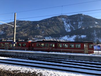 In viele Skigebiete ist die Anreise mit der Bahn möglich.
