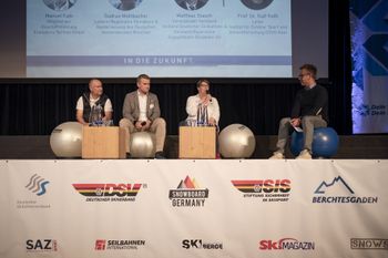 Matthias Stauch, Manuel Fath und Gudrun Mühlbacher im Gespräch mit Prof. Dr. Roth (v.l.).