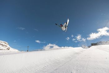 Entdecke Snowparks, Pisten und Erlebnisse für jeden Anspruch.