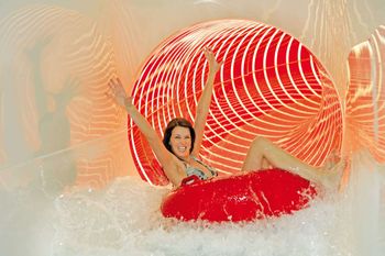 Spaß und Action erwarten dich in der neuen Reifen-Röhren-Rutsche