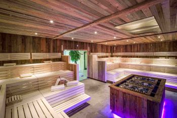 In der Panoramasauna sorgen stimmungsvolle Beleuchtung und moderne Holztöne für echte Entspannungsmomente