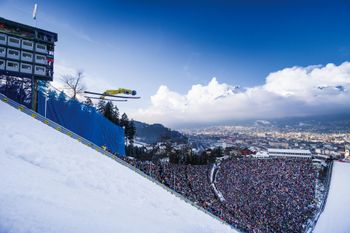 Tausende Fans jubeln den Skispringern bei der Vierschanzentournee zu.
