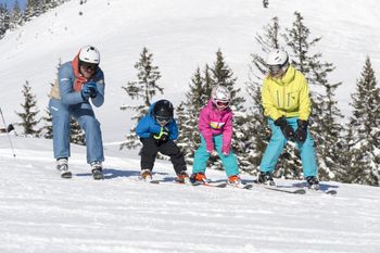 In den beiden Skischulen in der Almenwelt Lofer gibt es Skikurse für Groß und Klein.