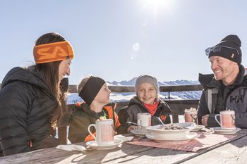 Darauf freuen sich alle: Einkehr in einer gemütlichen Berghütte im Ski Juwel.