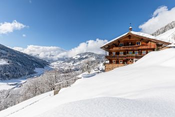 Traditionelle Tiroler Bauernhöfe prägen den Charme der beiden Täler im Ski Juwel.