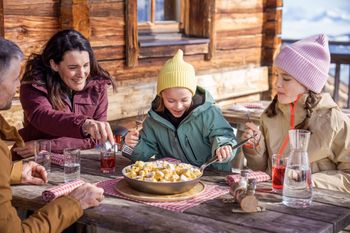 Tiroler Hüttenküche sorgt im Ski Juwel für gemütliche Pausen mit der ganzen Familie.
