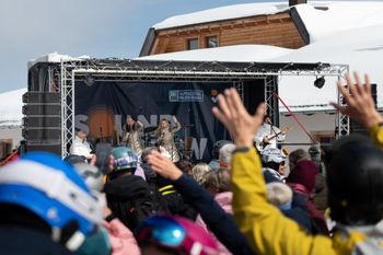 Livemusik bringt die Piste im Ski Juwel Alpbachtal Wildschönau zum Feiern.