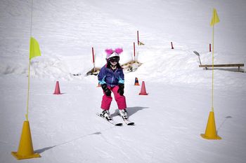 Im Bobo Kinderclub im Skizentrum Hochpustertal in Sillian lernen Kinder spielend das Skifahren.