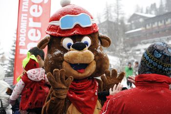Mit Bär Bruno entdecken schon die Kleinsten den Spaß am Wintersport.