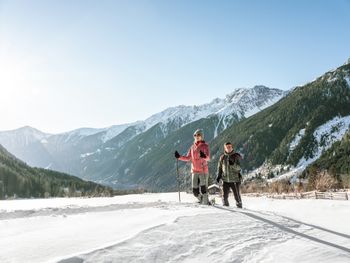 Beim Schneeschuhwandern erkundest du die unberührte Winterlandschaft.