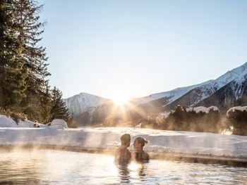 Vom Außenpool genießt du die traumhafte Aussicht auf die Südtiroler Bergwelt.