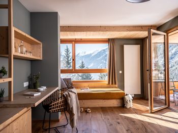 Nach einem aufregenden Tag in der Natur laden die mit viel Holz und tollen Designelementen eingerichteten Zimmer und Suiten zum Entspannen ein.