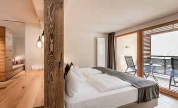 Die Zimmer und Suiten im alpinen Stil laden zur Erholung nach einem ereignisreichen Tag ein.