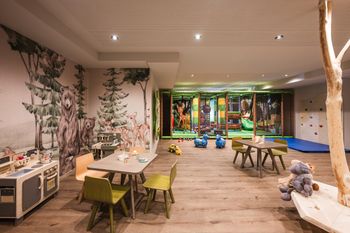 Spielend den Winter genießen: In der neuen Kinderwelt des Falkensteinerhofs erwartet kleine Gäste ein liebevoll gestaltetes Paradies zum Toben, Entdecken und Spaßhaben.