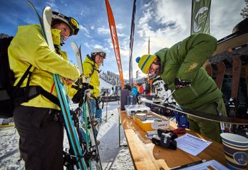 Kostenfrei testen kann man neues Material an der Talstation des 12er Express in Hinterglemm.