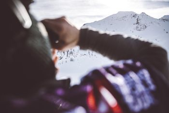 Nur durch Beobachten des Hangs aus der Ferne suchen sich die Rider ihre perfekte Line. Einen Trainingsdurchgang gibt es bei der Freeride World Tour nicht.