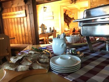 Uriges Ambiente beim Frühstück in der Wolfratshauser Hütte.