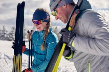 Bei der Twin Skin Technologie sind zwei Fellstreifen in versetzten Positionen im Belag integriert.