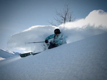 Egal ob im Tiefschnee oder auf präparierter Piste, die Fischer Ranger Series begleitet dich auf jedem Terrain.