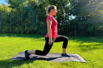 Es muss nicht immer ein Fitnessstudio sein. Auch zu Hause kann man draußen und drinnen Kraftübungen machen.