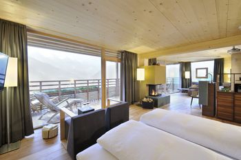 Viele große Panoramafenster geben den Blick frei auf die Natur. Auch ein Balkon gehört zu jedem der 56 Zimmer und Suiten.