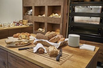 Das Brot wird in der Frühstücksecke im Restaurant frisch gebacken.