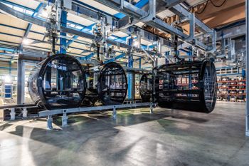 In der Station bewegen sich die Gondeln auf Laufschienen autonom mit eigenem Elektroantrieb.