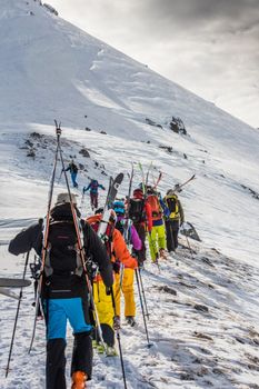 Bei der Peak-Performance Tour erklimmst du erst den Berg und darfst dann auf die Abfahrt.