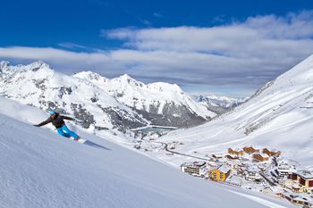 Auf den Kühtaier Almwiesen ist auch bei wenig Schnee bestes Powdervergnügen garantiert.