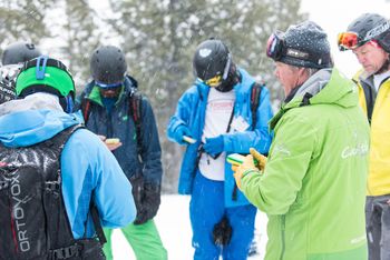 Ein Notfalltraining im Lawinenkurs kann Leben retten.