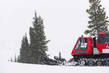 Mit der Pistenraupe geht es ins Freeride-Gebiet.