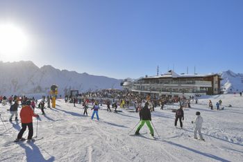 Sonnenschein, tolle Pisten und spektakuläre Veranstaltungen erwarten Wintersportler in Ischgl.