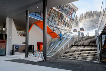 Rolltreppen an der neuen Talstation sorgen für einen komfortablen Zustieg.