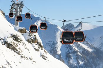 In knalligem Orange erstrahlen die 10er-Gondeln der neuen Schlossalmbahn.