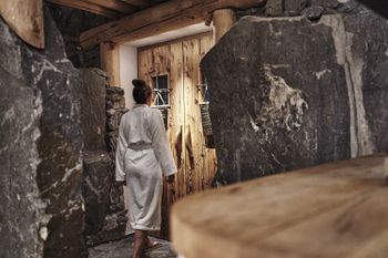 In dieser Form einmalig ist der Goldstollen im Spa-Bereich, der aus 420.000 Kilogramm Naturstein geschaffen wurde.