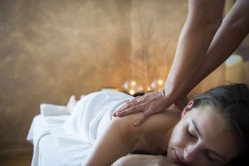 Bei einer entspannenden Massage kannst du den Alltag eine Weile hinter dir lassen